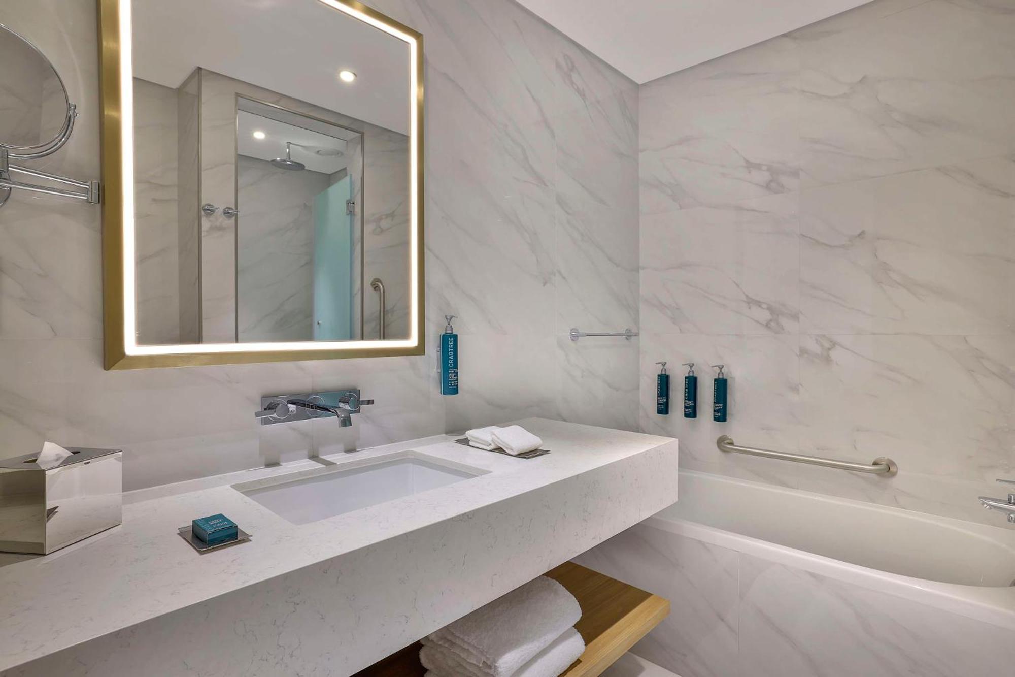 Hilton Garden Inn Dubai Business Bay Extérieur photo